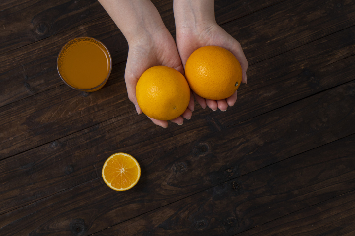 手捧鲜橙和鲜榨橙汁版权图片下载