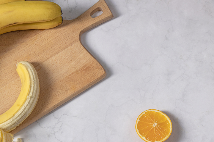 菜板上的香蕉和橙子版权图片下载