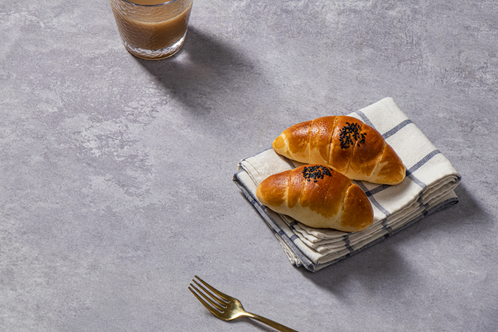 两个黄油小面包和奶茶下午茶版权图片下载