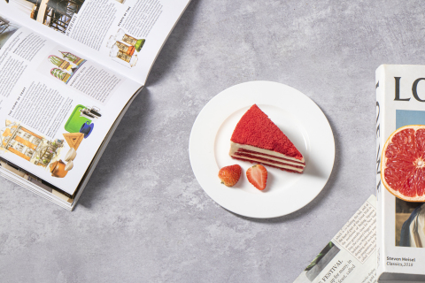 红丝绒草莓蛋糕和书本