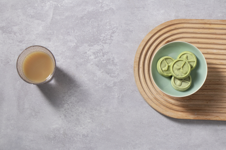 绿茶饼配奶茶套餐版权图片下载