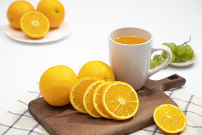 阳光新鲜橙子和橙汁青提