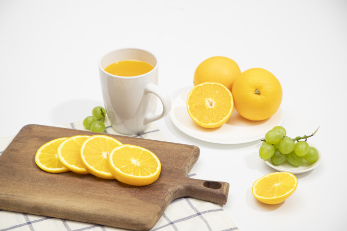 新鲜阳光橙子和青提橙汁