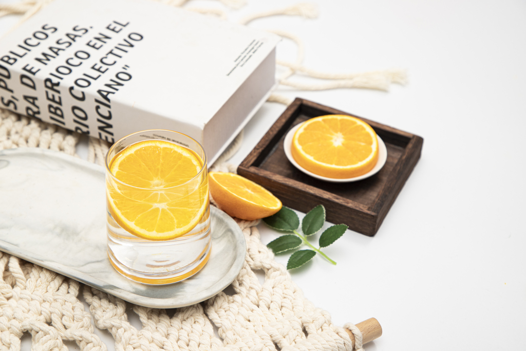 书本香橙片毛线水杯版权图片下载