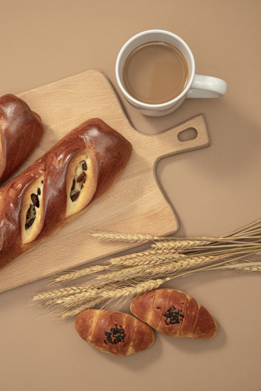 红豆夹心碱水面包配奶茶