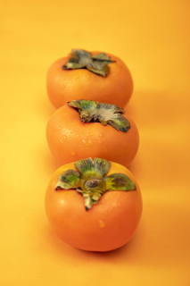 三颗饱满大果脆柿子