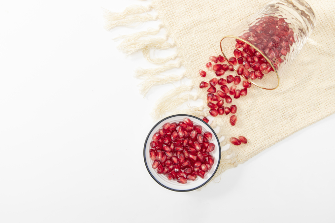 毛毯上水杯的石榴