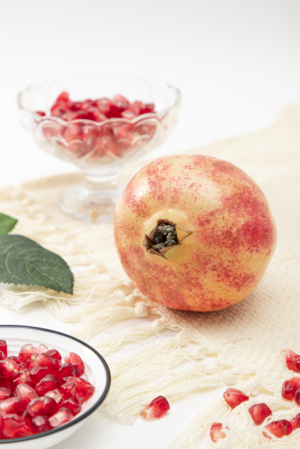 毛毯上软籽石榴和玻璃杯