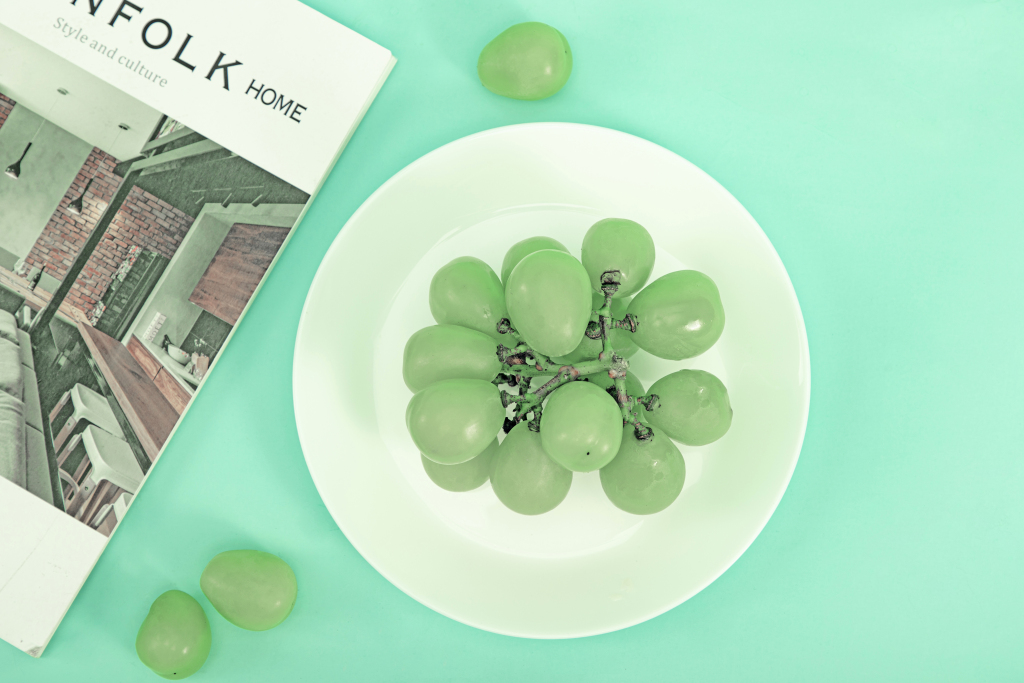 桌上的青提和书本版权图片下载