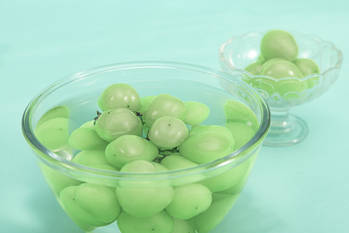 碗中泡水新鲜青提