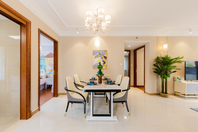 暖色调温馨餐桌样板间图