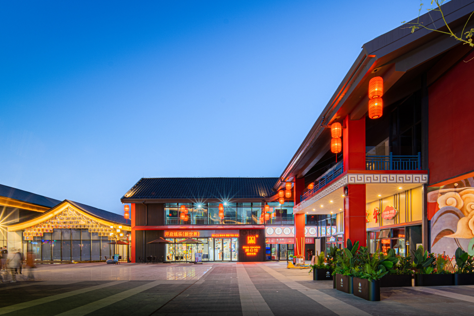 中式古建筑商业街区实景图