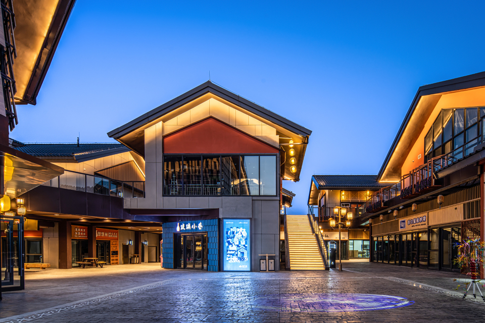 中式古建筑现代商业街夜景图