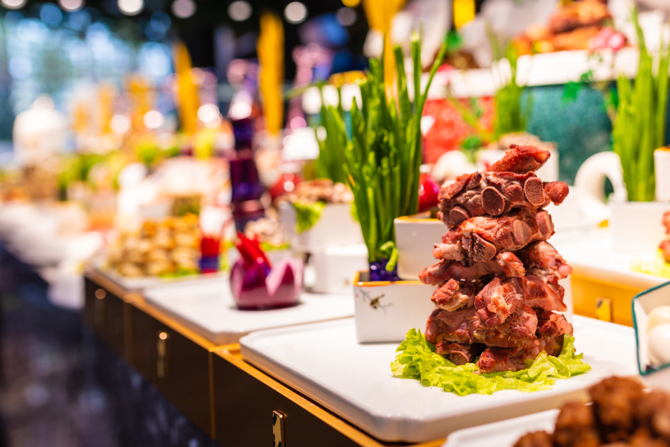 餐饮特色叠放肉食菜品近景图