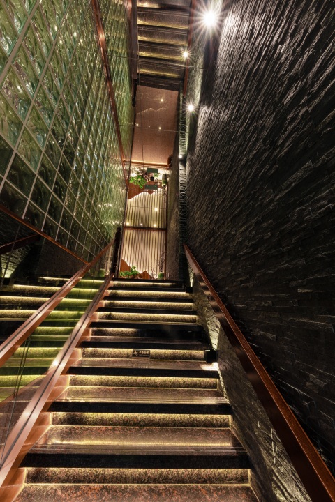 仰拍中式实木酒店楼梯间版权图片下载