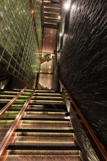 仰拍中式实木酒店楼梯间