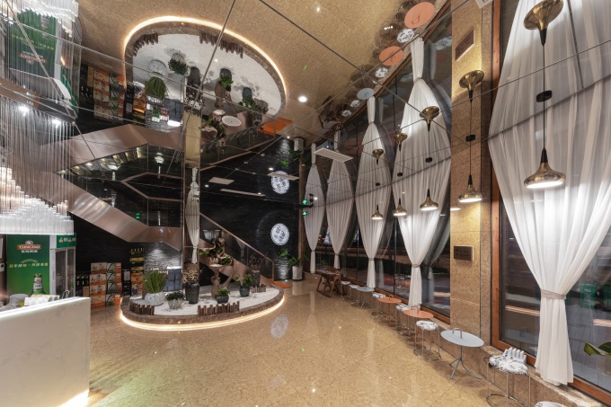 旋转楼梯艺术酒店大厅