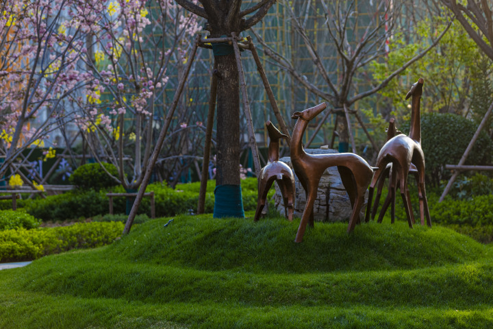 小鹿雕塑花园洋房高清图版权图片下载