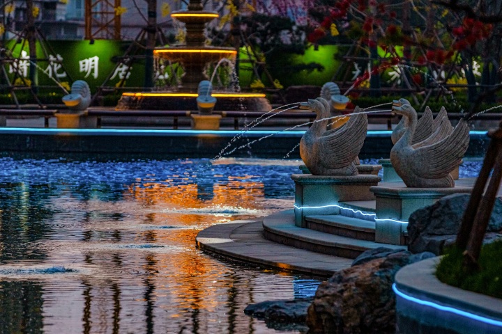 天鹅喷泉湖心广场夜景图版权图片下载