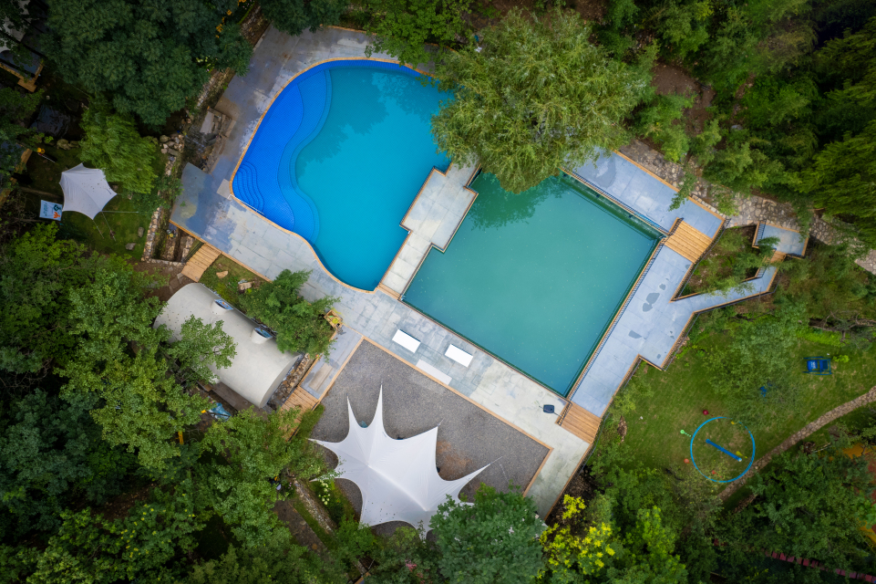 户外度假区泳池鸟瞰图