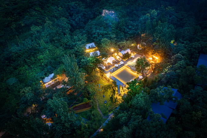 森林养生景区夜景图