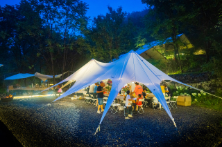 家庭出游帐篷聚餐活动