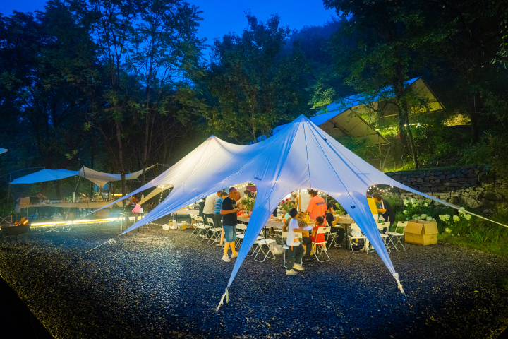 家庭出游帐篷聚餐活动版权图片下载
