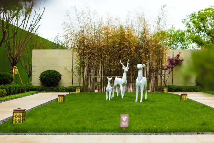 绿色草坪小鹿雕塑高清图版权图片下载
