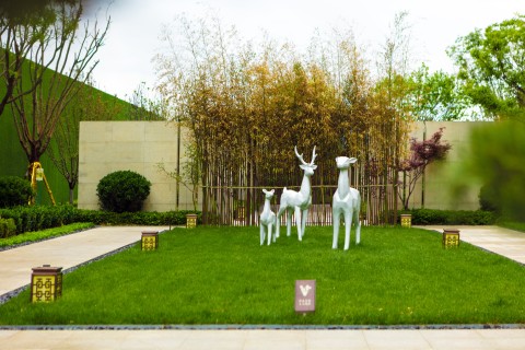 绿色草坪小鹿雕塑高清图