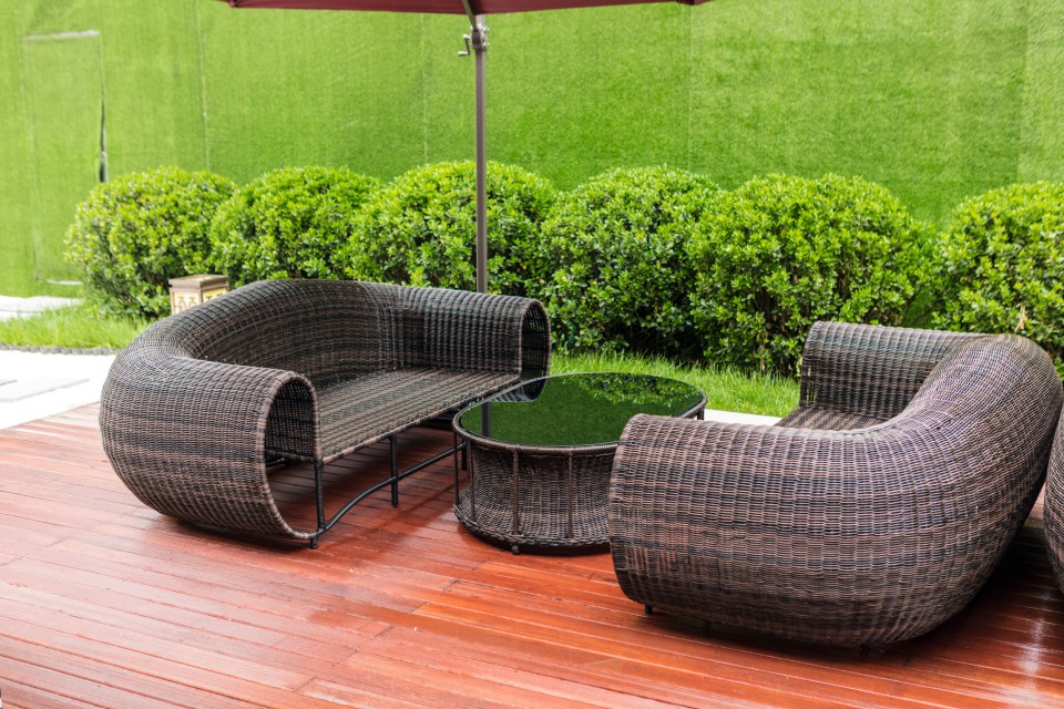 湖边现代家具休息区