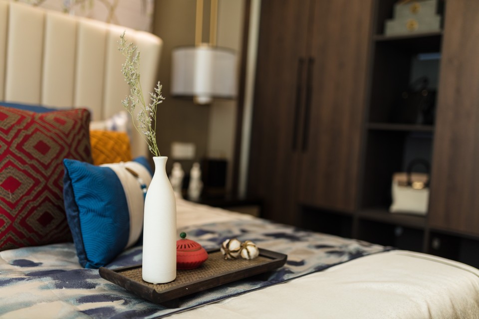 温馨卧室花瓶摆件特写图