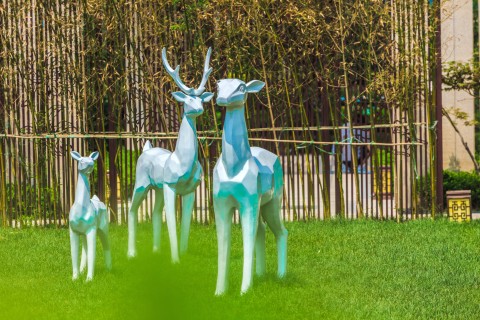 可爱小鹿雕像园林高清图