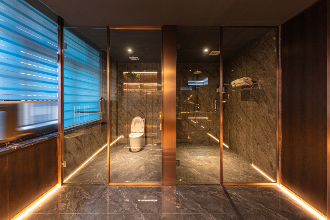 棕色高级感商务酒店卫生间实拍图