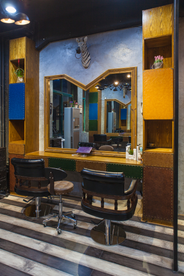 理发店实木复古镜子特写