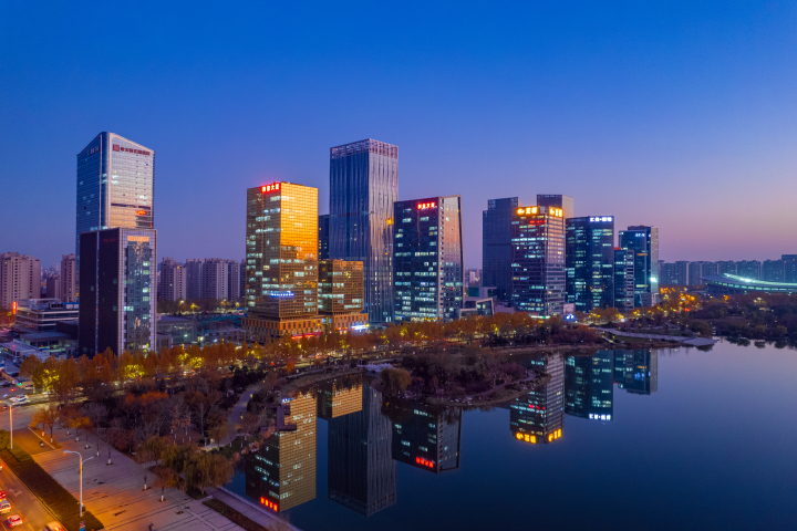 湖区建筑群傍晚夜景高清图版权图片下载