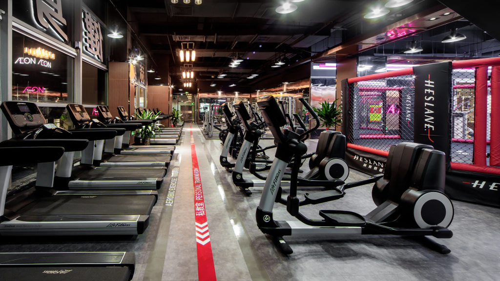 健身房跑步机登山机实拍图版权图片下载