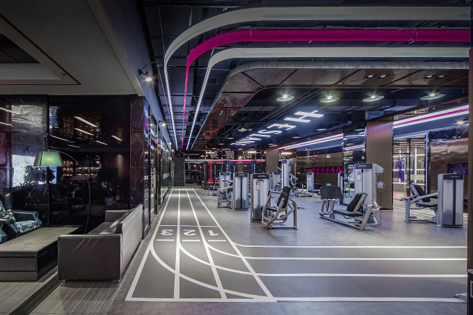 健身房环形跑道近景图