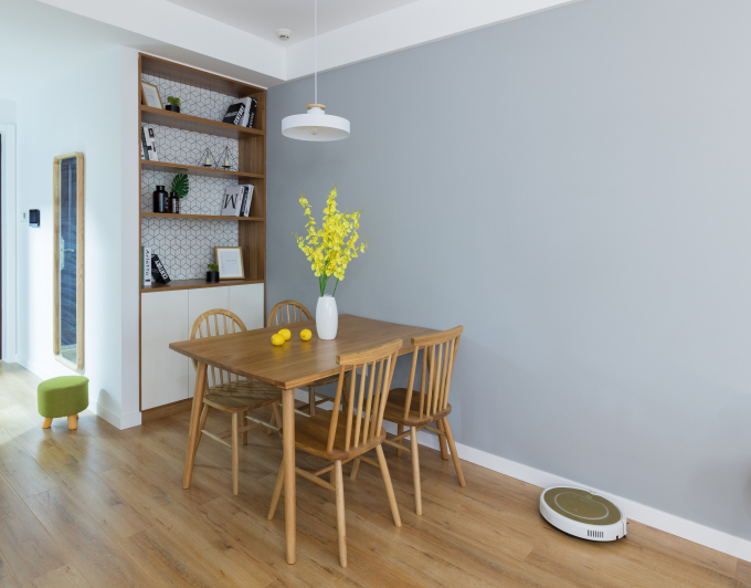 日式餐厅原木餐桌实拍图