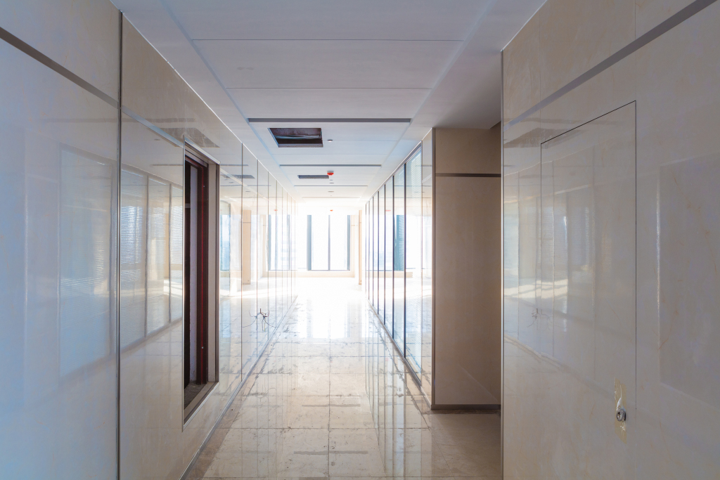 商务办公楼独立办公室过道版权图片下载