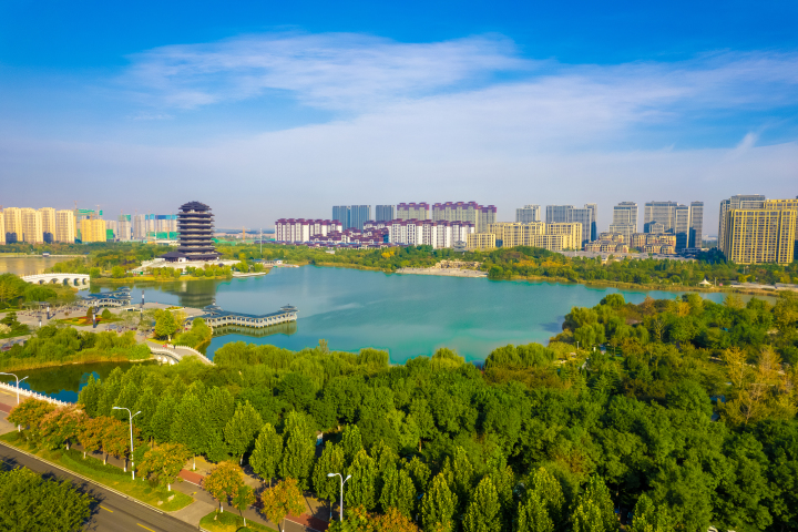 俯拍城市花园湖水阁楼风景图版权图片下载