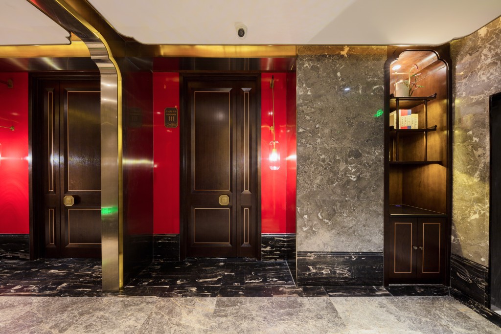 餐厅实木展示台高清图版权图片下载