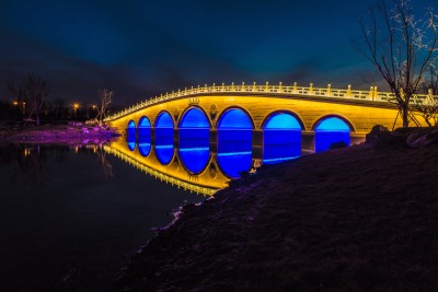 湖心公园拱桥夜景实拍图