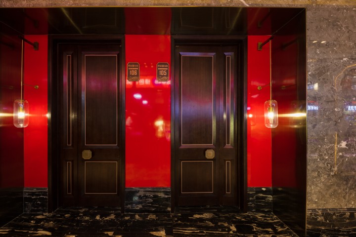 红色灯光餐厅包间实木门实拍图版权图片下载