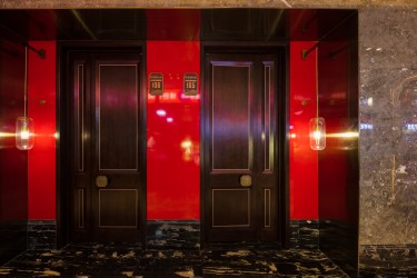 红色灯光餐厅包间实木门实拍图
