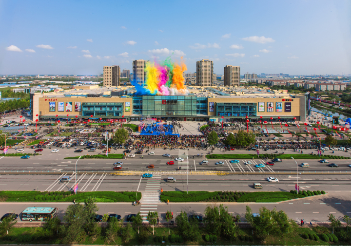 城市大型商场开业庆典俯瞰图版权图片下载