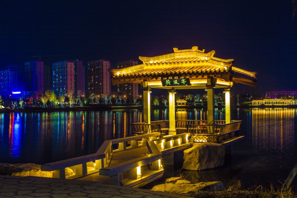 公园湖心古风凉亭夜景图