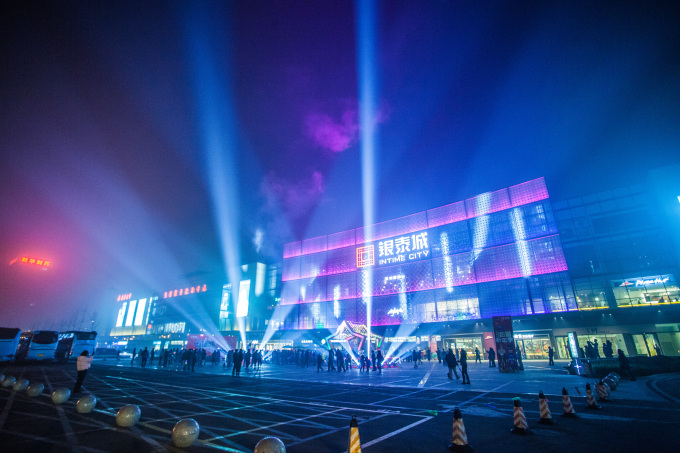 城市商场灯光秀展示远景图
