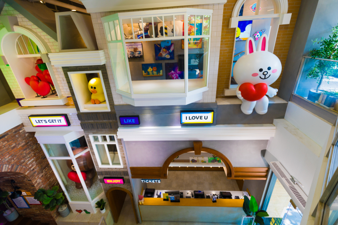 可妮兔卡达鸭玩偶展示区实拍图