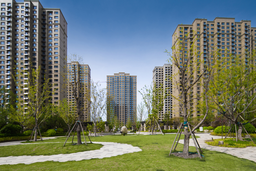 小区季节性绿化环境图版权图片下载