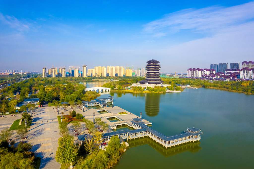 城市公园阁楼远景高清图版权图片下载